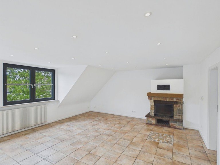 Wohnzimmer Essen Dachgeschosswohnung Bezugsfreie Dachgeschosswohnung in ruhiger Wohnlage