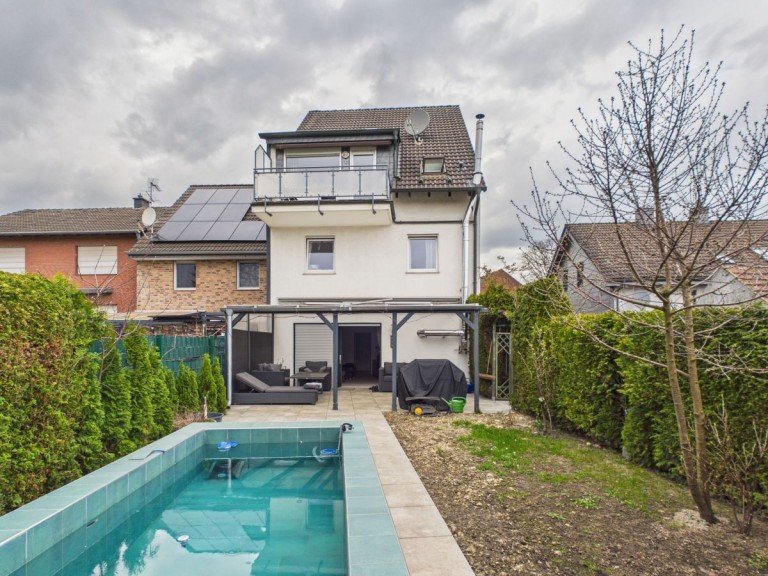 Hausansicht Oberhausen Zweifamilienhaus Attraktives Zweifamilienhaus in bevorzugter Lage mit Pool und Doppelgaragen